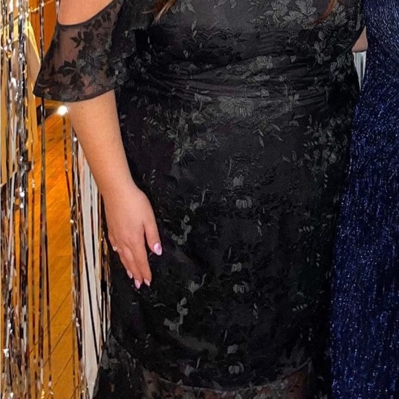 Elegant Black Floral Lace Dress - Picture 2 of 4